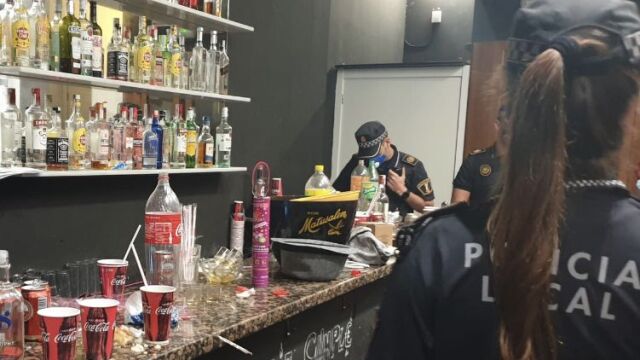 La fiesta tenía lugar en el interior un local de ocio situado en el casco antiguo sin estar autorizada su apertura en la fase 2, por lo que fue clausurado