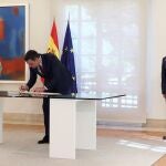 Sánchez firma la Directiva en presencia de la ministra de Defensa y el JEMAD