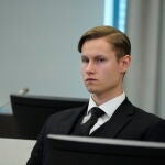 El ultraderechista noruego Philip Manshaus escucha la sentencia del tribunal de Barum
