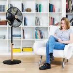 Una persona en su casa con un ventilador