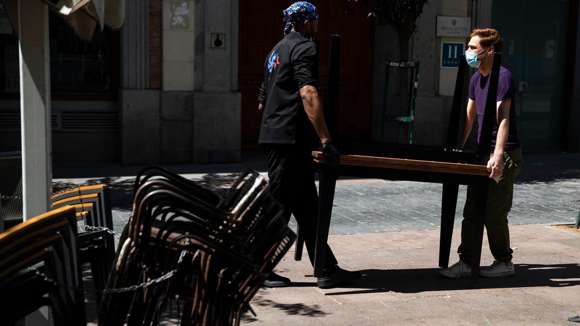 Una terraza de la Plaza Mayor reabre tras decretarse la desescalada