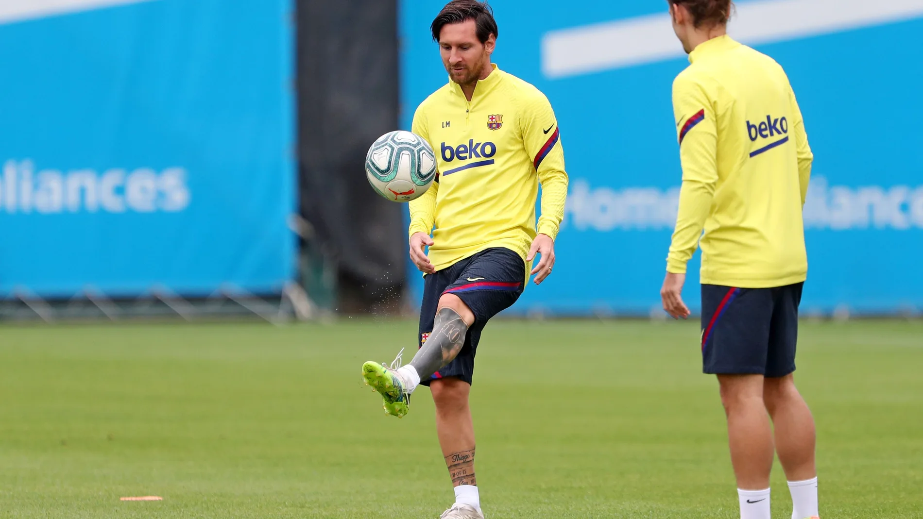Messi, observado por Griezmann, da toques a un balón en un entrenamiento del Barcelona