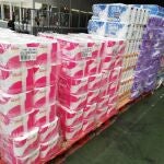 Pales de papel higiénico en un supermercado de Madrid