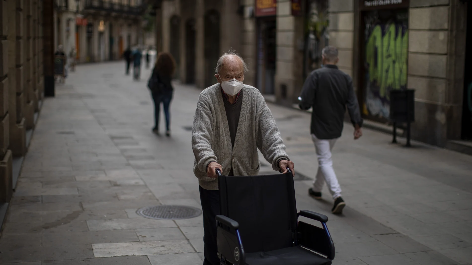 En caso de respunte en otoño, las autoridades catalanas sopesan confinar sólo a los mayores y personas con patologías previas. (AP Photo/Emilio Morenatti)