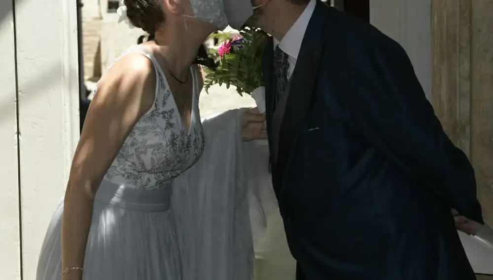 Vanesa y Eduardo se dan un beso ya como marido y mujer