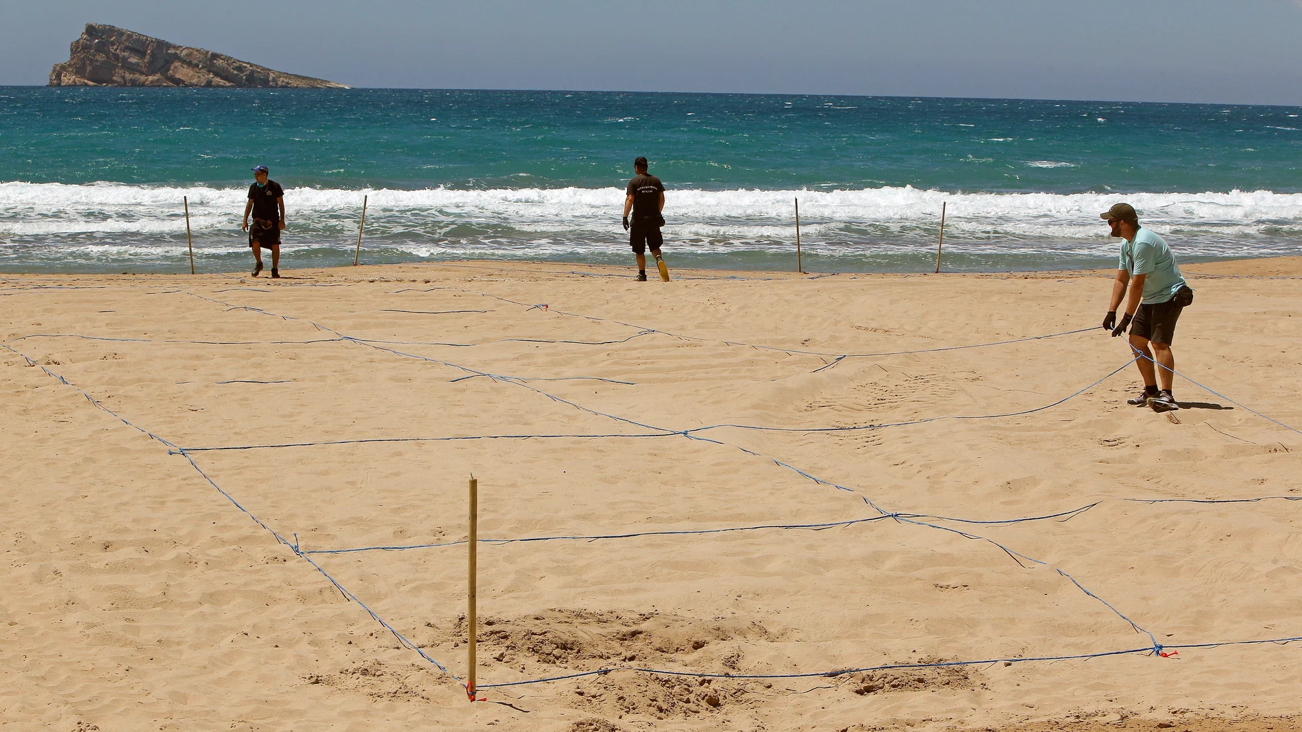 Las playas de Benidorm (Alicante) parcelada con cuerdas