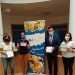 Entrega por el director de Fundación Caja Rural del Sur, Emilio Ponce, de las mascarillas a las representantes de AFA Huelva