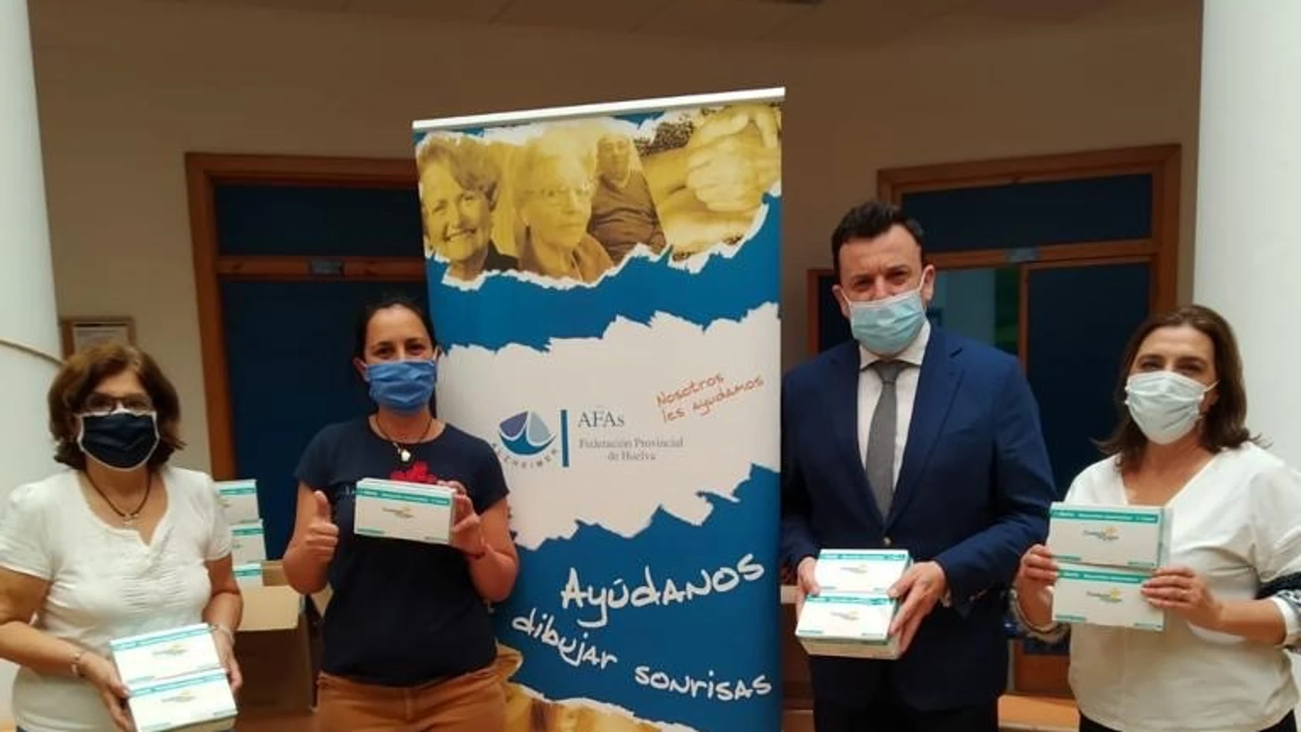 Entrega por el director de Fundación Caja Rural del Sur, Emilio Ponce, de las mascarillas a las representantes de AFA Huelva