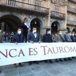 Unas tres mil personas, entre las que se encontraban matadores en activo como Enrique Ponce, El Juli, Miguel Ángel Perera, El Capea y Jiménez Fortes, han secundado una protesta a favor de la tauromaquia en la Plaza Mayor de la capital salmantina. EFE/J.M.GARCIA
