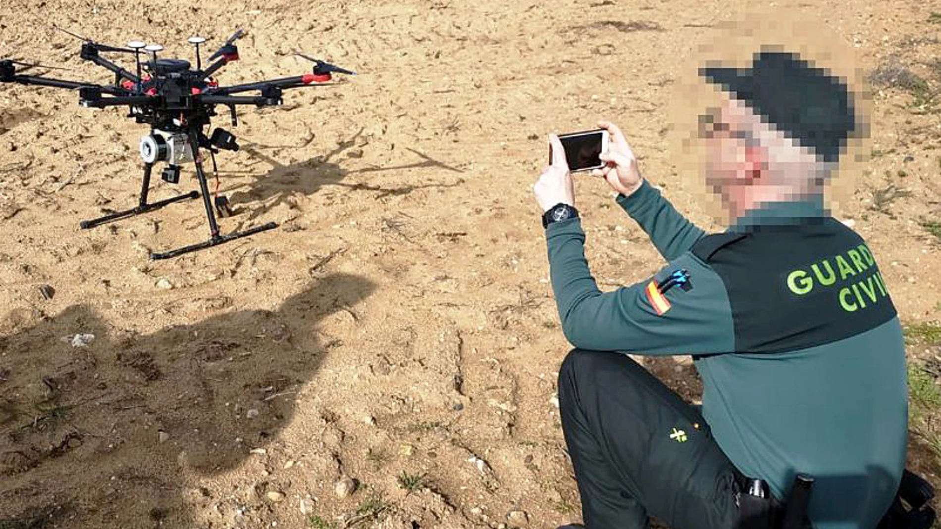 La Guardia Civil de Zamora identifica en la comarca de Aliste a una persona que utilizaba sin las pertinentes autorizaciones un dron en las inmediaciones de la carretera N-122 y que se había saltado el confinamiento para viajar desde Madrid