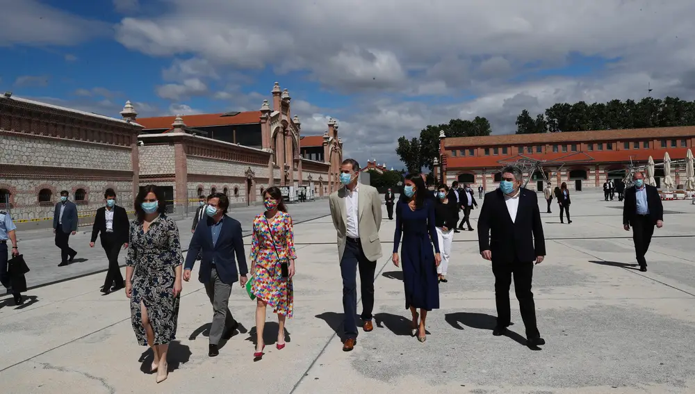 Don Felipe y Doña Letizia durante su visita a Matadero Madrid