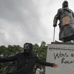 Una estatua de Churchill, vandalizada días atrás frente al Parlamento británico