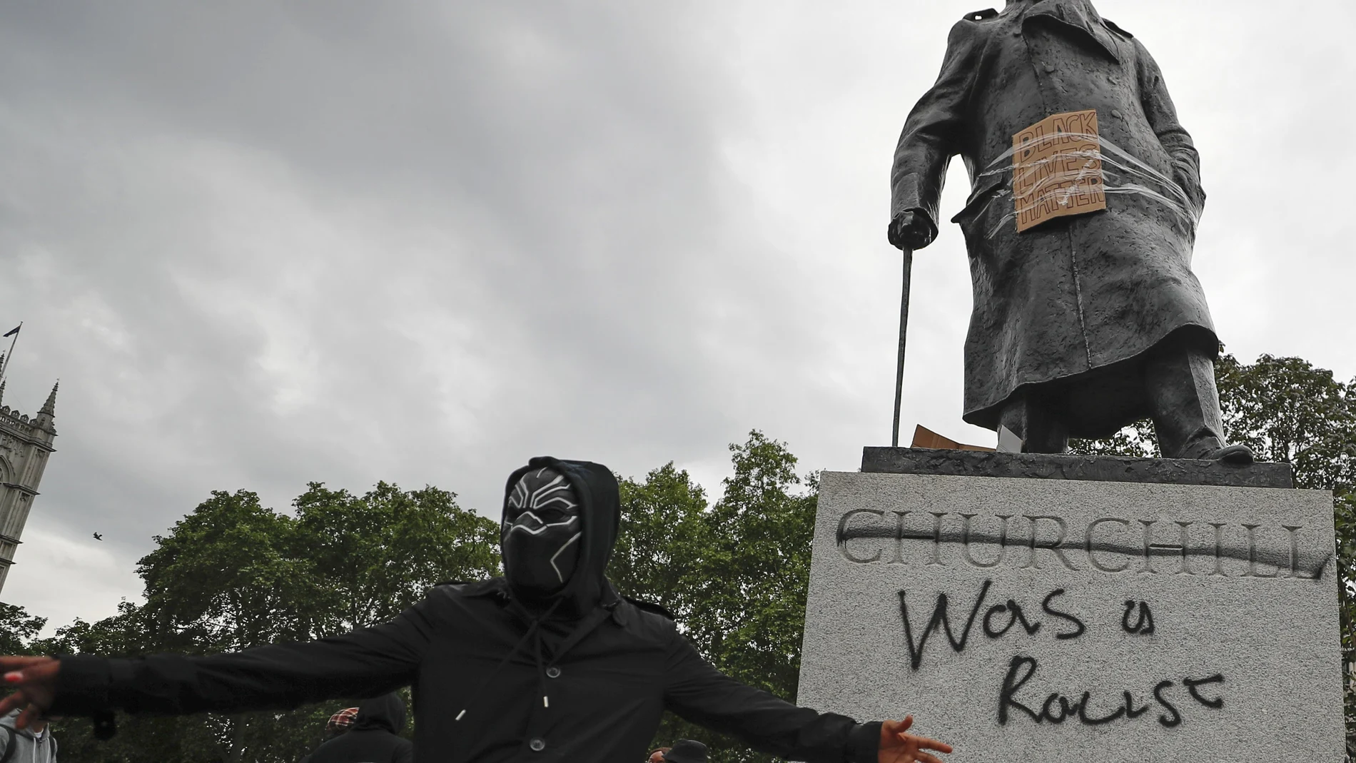Una estatua de Churchill, vandalizada días atrás frente al Parlamento británico