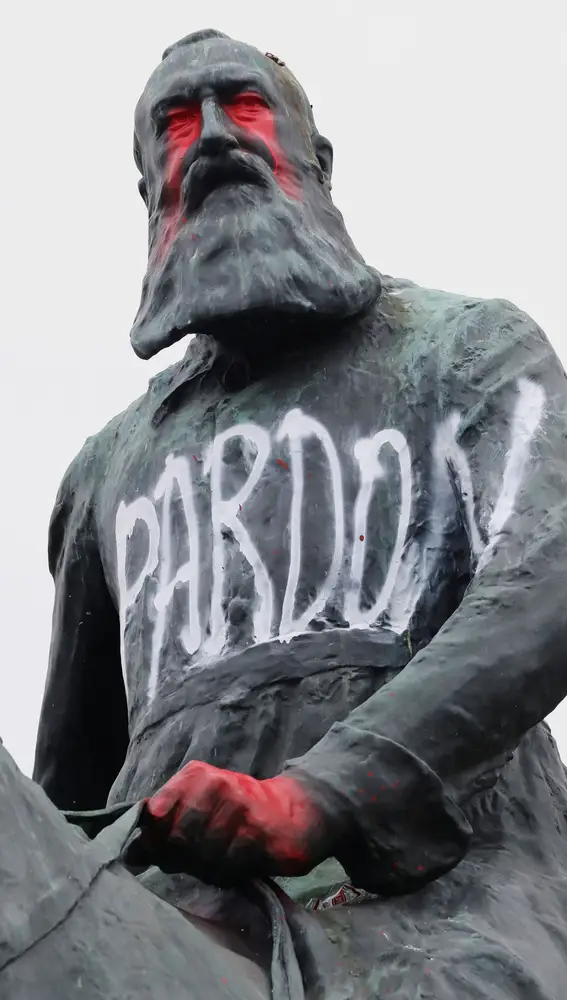Una estatua de Leopoldo II vandalizada en Bruselas.