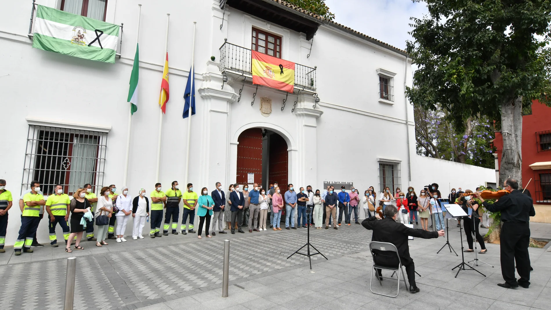 Acto realizado frente al Ayuntamiento de Tomares