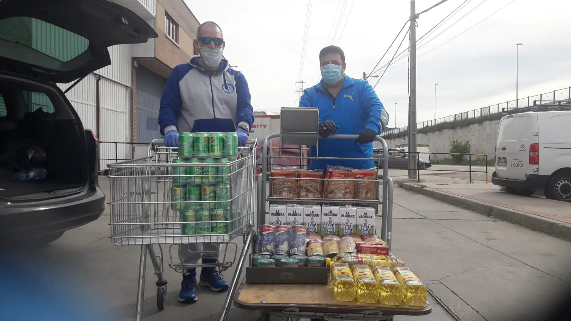 Recogida y entrega de alimentos del proyecto social Entrevecinos en Valladolid