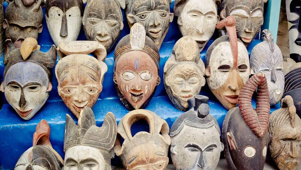 La mayoría de los países africanos no permiten la exportación de máscaras auténticas, y la Unesco colabora con ellos desde los años 90 para evitar su expolio.