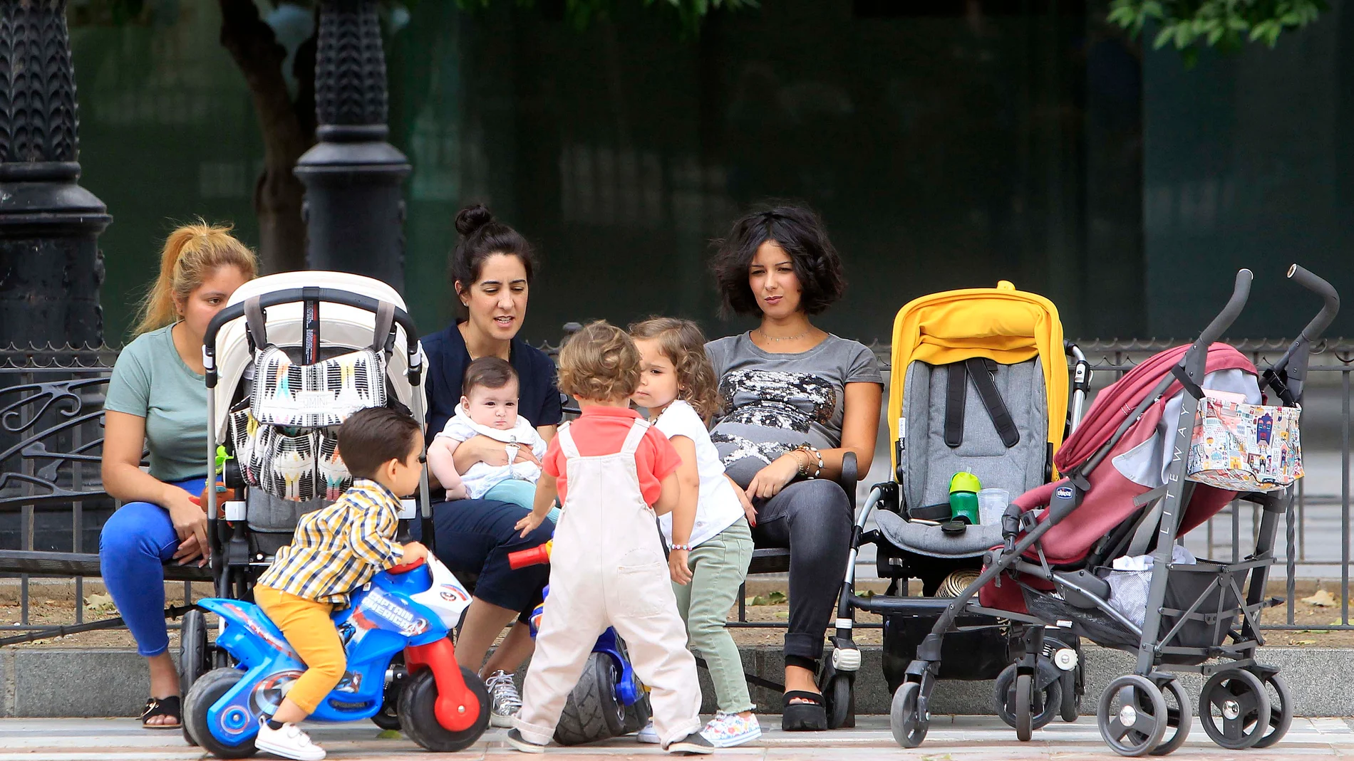 Varios niños pequeños juegan en la calle