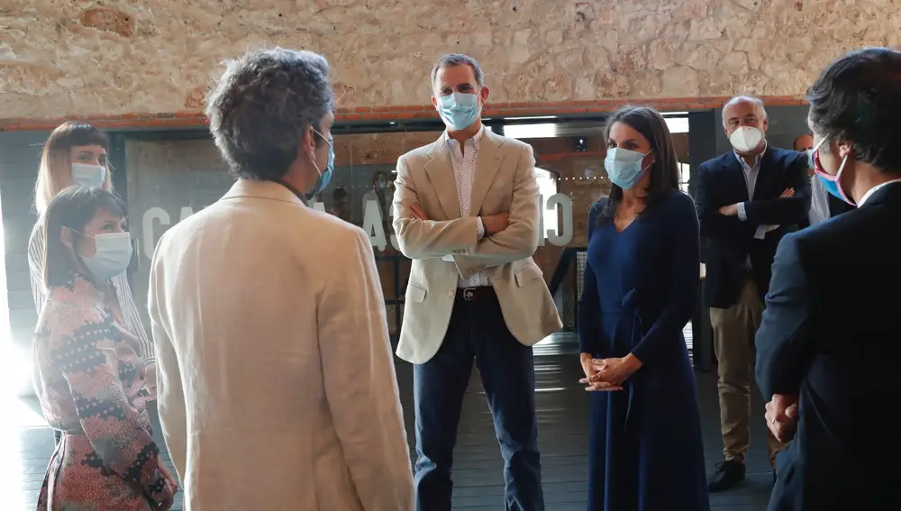 Don Felipe y Doña Letizia durante su visita a Matadero Madrid