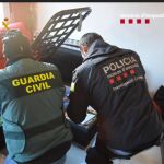 Agentes hacen un registro en uno de los pisos "patera"