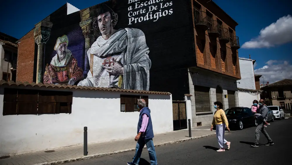 Los vecinos pasean por las tranquilas calles de Escalona