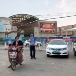 Policía clausurando el mercado de Xinfadi en Pekín ,China.