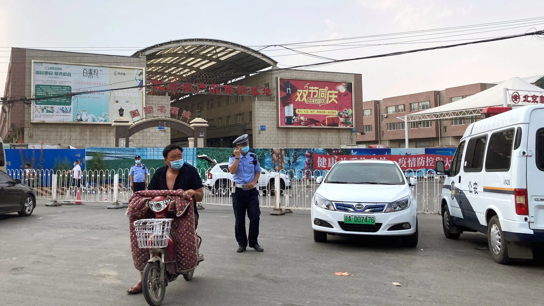 Policía clausurando el mercado de Xinfadi en Pekín ,China.