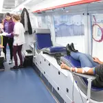 Un autobús recoge donaciones de sangre en el centro de Burgos