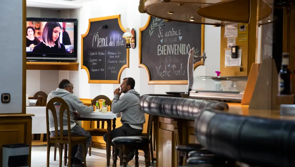 Varios vecinos en una cafetería de Las Navas del Marques en Ávila