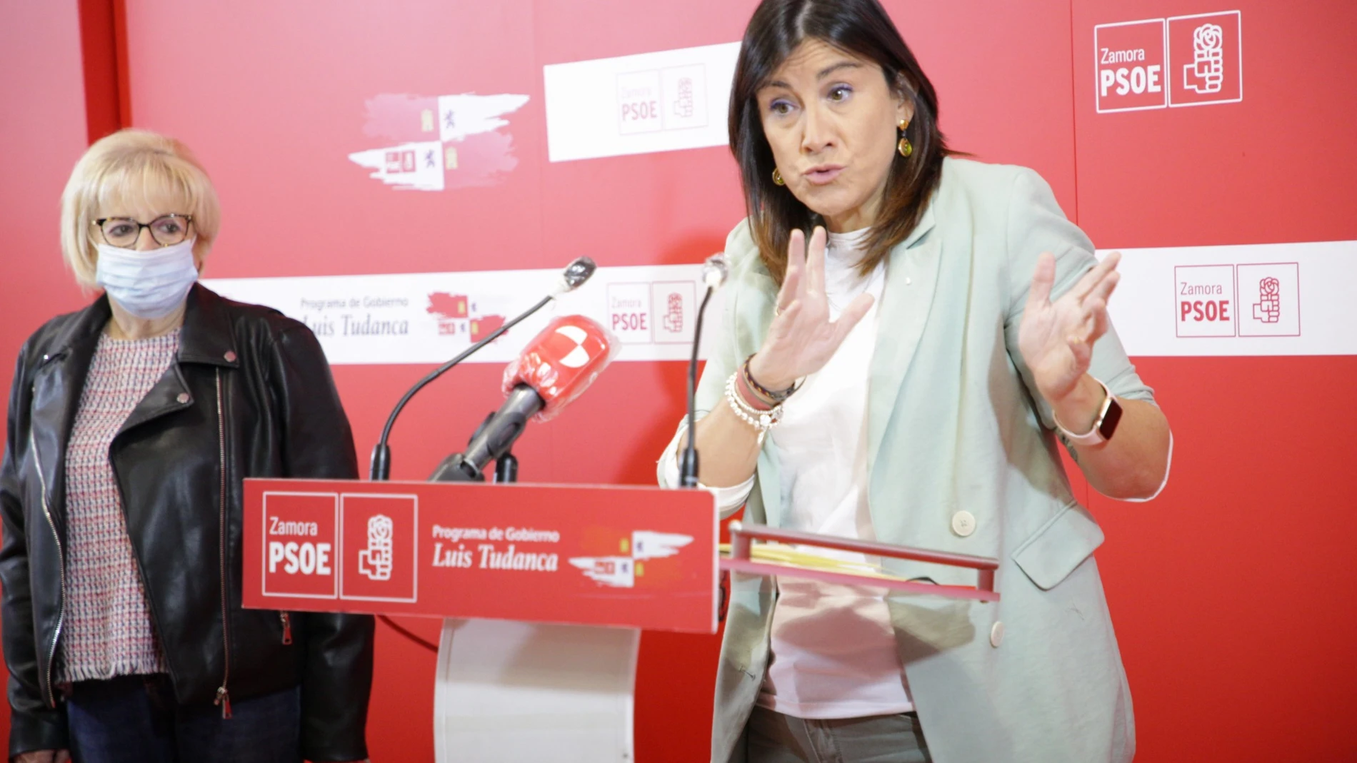 La secretaria de Organización del PSOECyL, Ana Sánchez, analiza la situación de los consultorios médicos