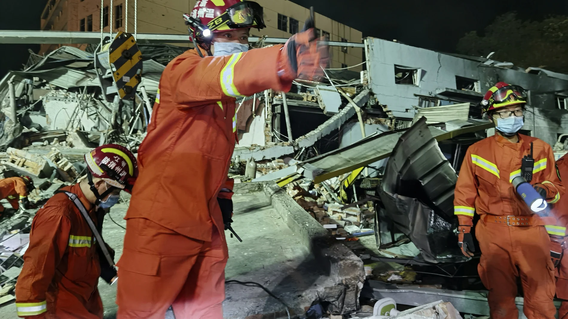 Bomberos trabajan en lavores de rescate en Zhejiang, al este de China