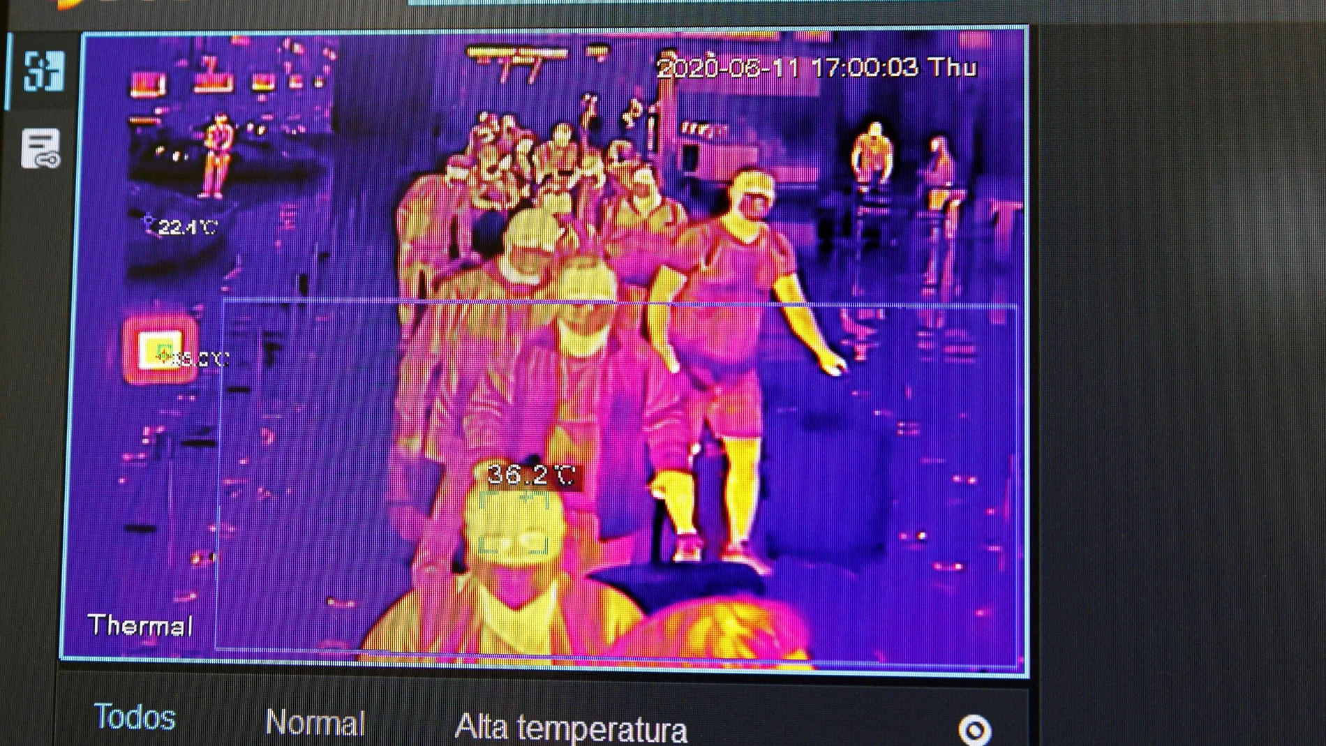 Una pantalla muestra un control de temperatura en el Aeropuerto Adolfo Suárez Madrid-Barajas