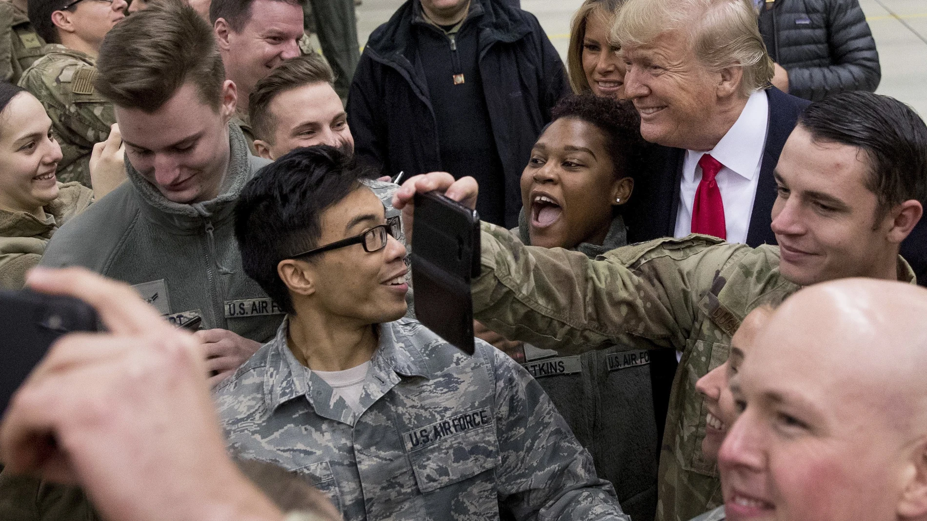 Donald Trump saluda a soldados en la base militar de Ramstein en Alemania