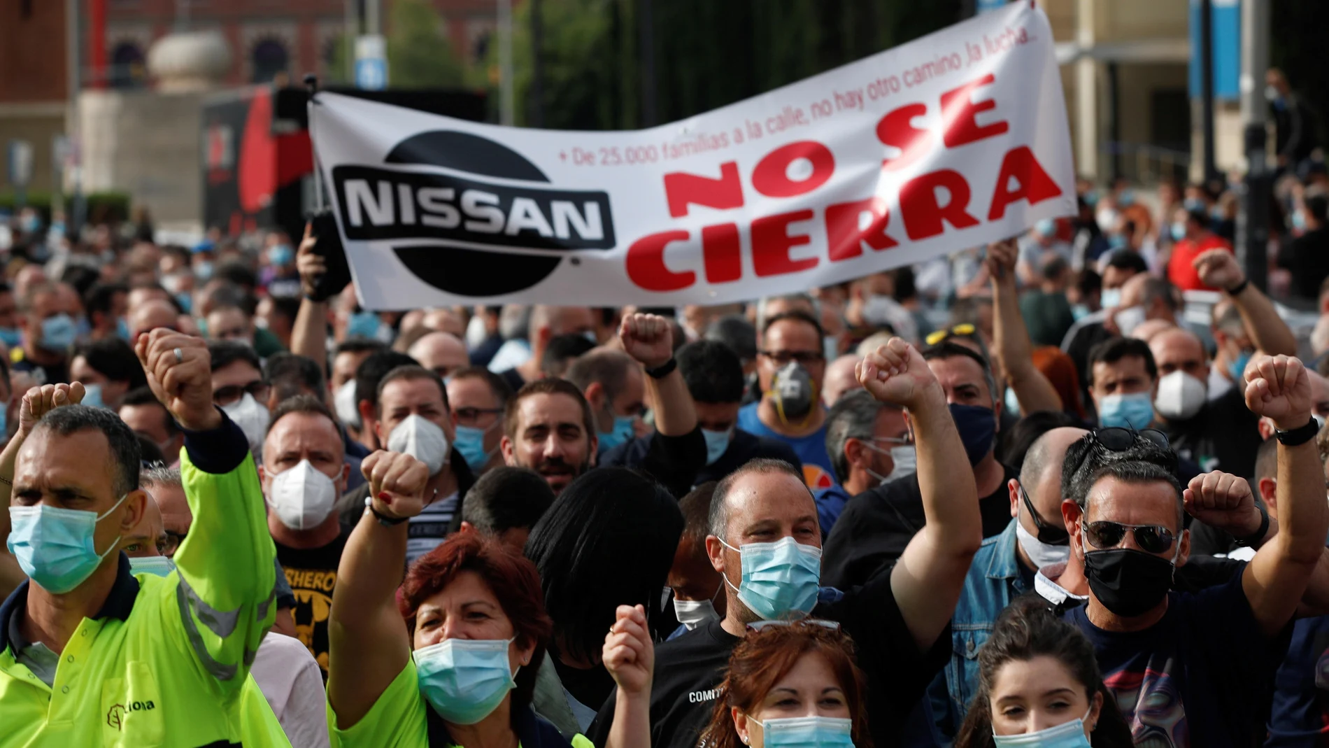 Los trabajadores de Nissan se movilizan por el centro de Barcelona en favor del mantenimiento de las plantas catalanas de la multinacional japonesa