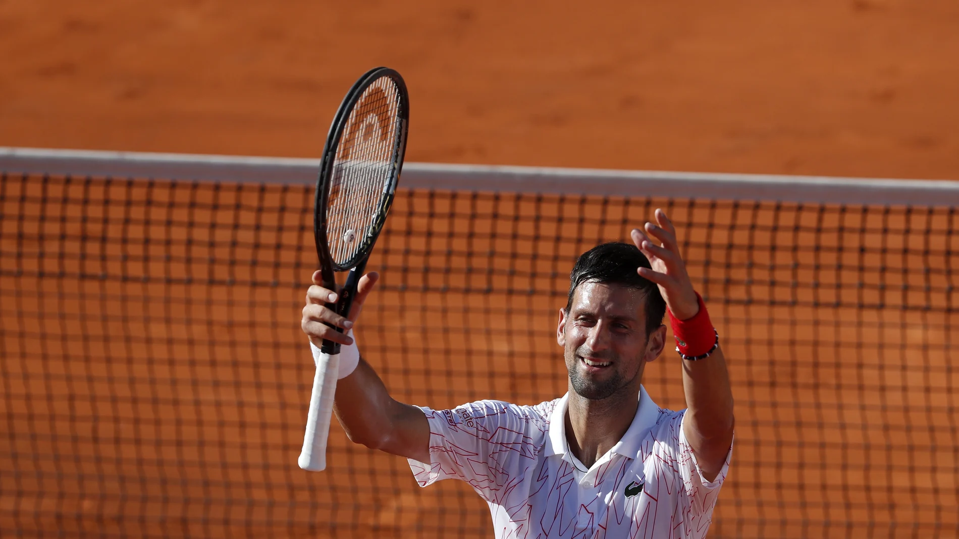 Novak Djokovic celebra la victoria sobre Zverev en un "amistoso"