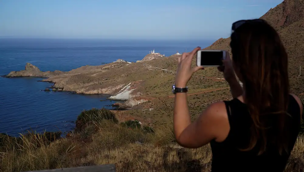 Una senderista observa las vistas desde el mirador de la Vela Blanca en el Parque Natural Cabo de Gata - Níjar en Almería