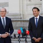 El primer ministro irlandés en funciones y líder del Fine Gael, Leo Varadkar, y el "número dos" del Fine Gael, Simon Coveney, anuncian el acuerdo de coalición