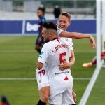 Ocampos y De Jong celebran un gol del Sevilla. EFE / Manuel Lorenzo