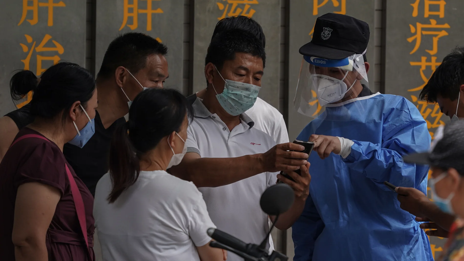 Beijing (China), 15/06/2020.- People who visited or live near Xinfadi Market as they use mobile phones to make an appointment for COVID-19 testing at Youan Hospital in Beijing, China, 15 June 2020. Beijing conducted COVID-19 tests on more than 76,000 people on 14 June. According to media reports, over 50 people tested positive for COVID-19 on 14 June. EFE/EPA/STRINGER