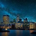 Cielo estrellado sobre una ciudad