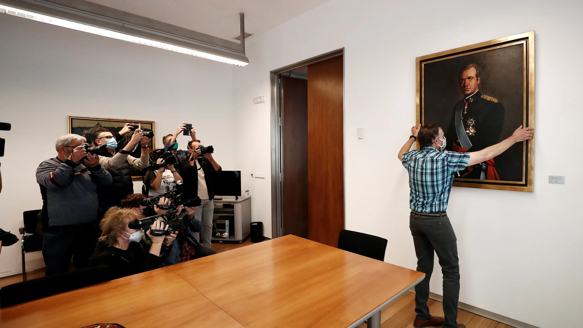 El Parlamento de Navarra acuerda retirar el cuadro del rey emérito de su sede