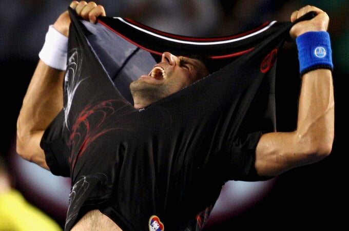 Novak Djokovic celebra con entusiasmo su victoria
