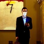 El presidente del Parlamento regional de Cataluña, Roger Torrent, regresó ayer a la Cámara por ser el día en el que se reanudaba su actividad tras la pandemia