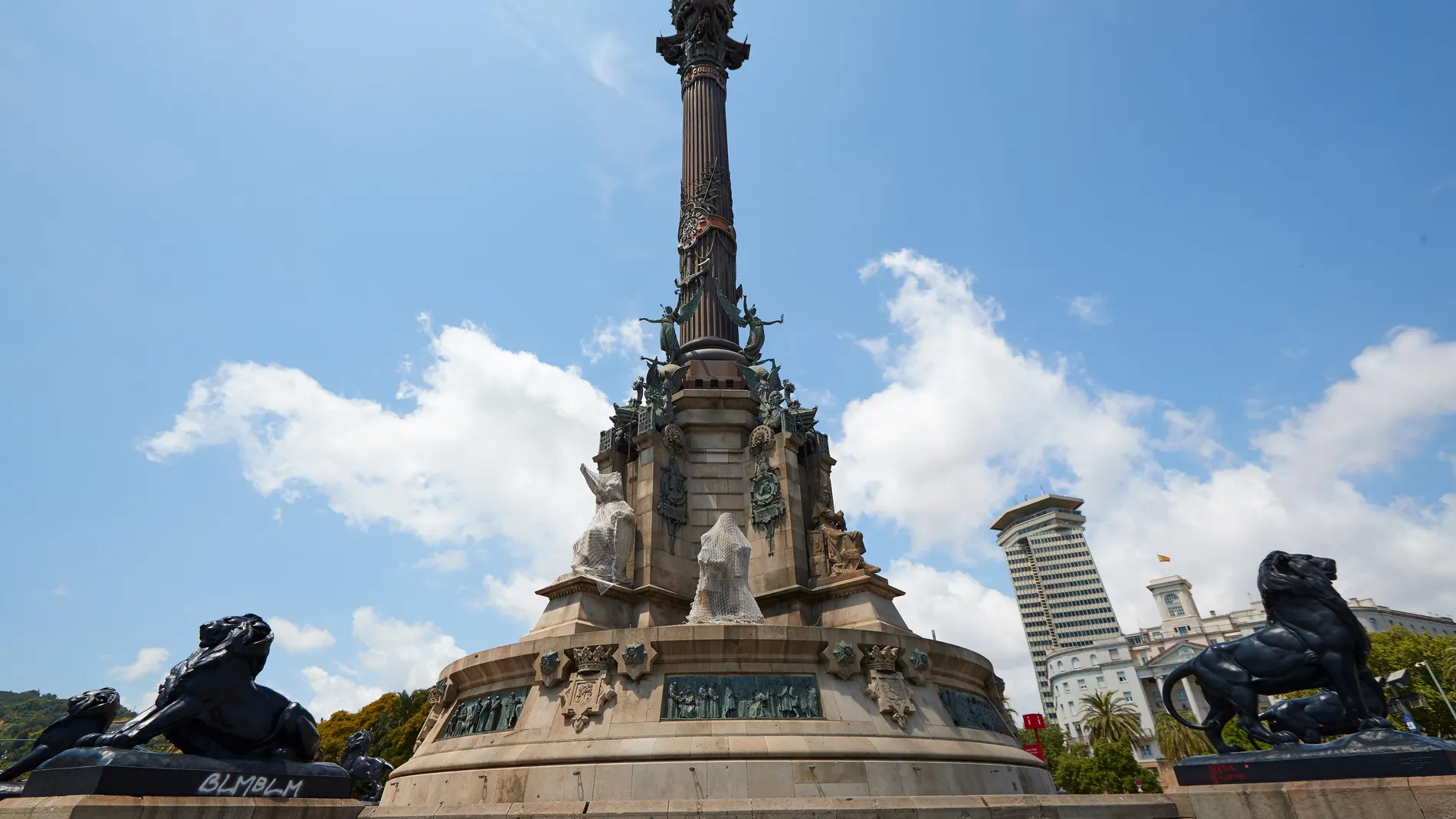 Ada Colau estudia contextualizar la estatua de Colón, pero no retirarla