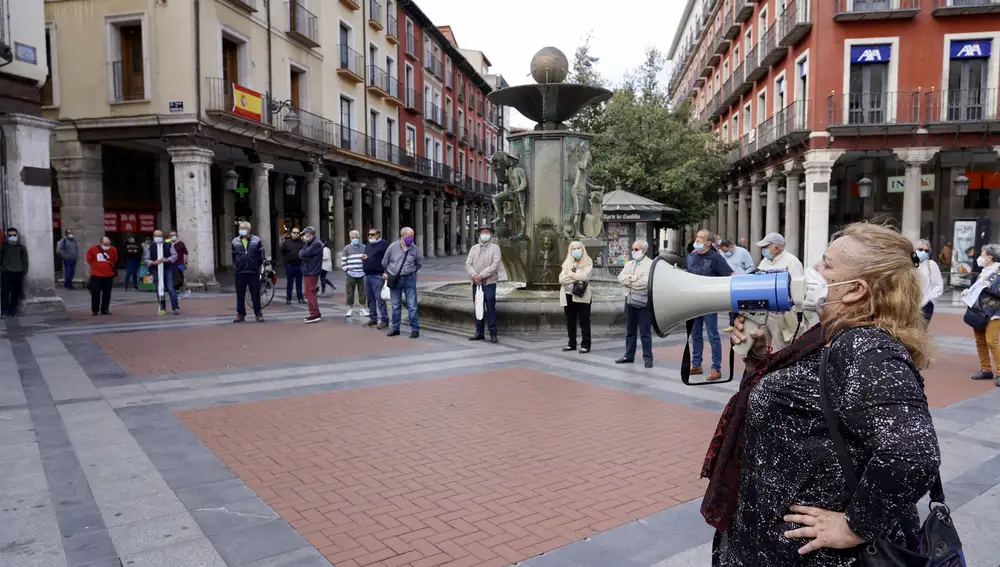 Un centenar de personas convocados por la Plataforma en defensa del sistema público de pensiones se concentran en la Plaza de Fuente Dorada de Valladolid