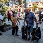Turistas a su llegada a un hotel en Baleares