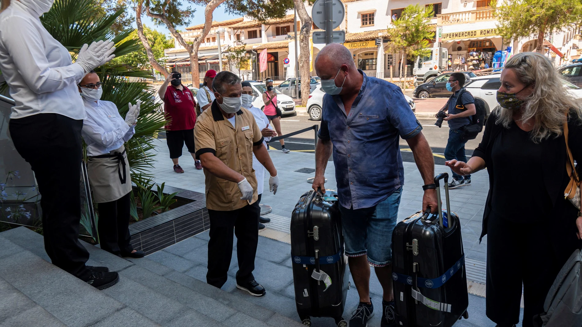 Turistas a su llegada a un hotel en Baleares