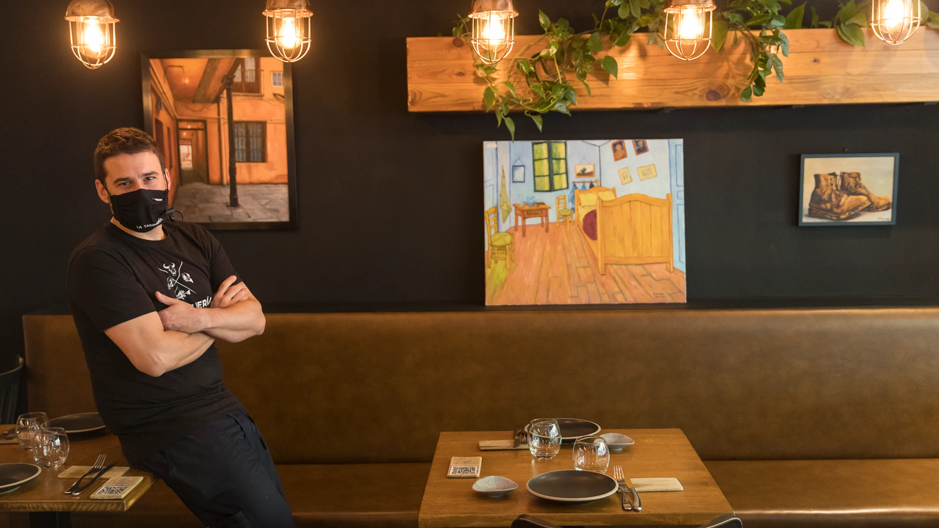 «Hemos reducido mesas, las altas no las usamos y la barra tampoco», explica Javi Estévez, de La Tasquería