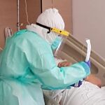 Imagen de archivo de un sanitario atendiendo a un paciente en el Hospital Virgen de la Victoria de Málaga durante la pandemia del coronavirus