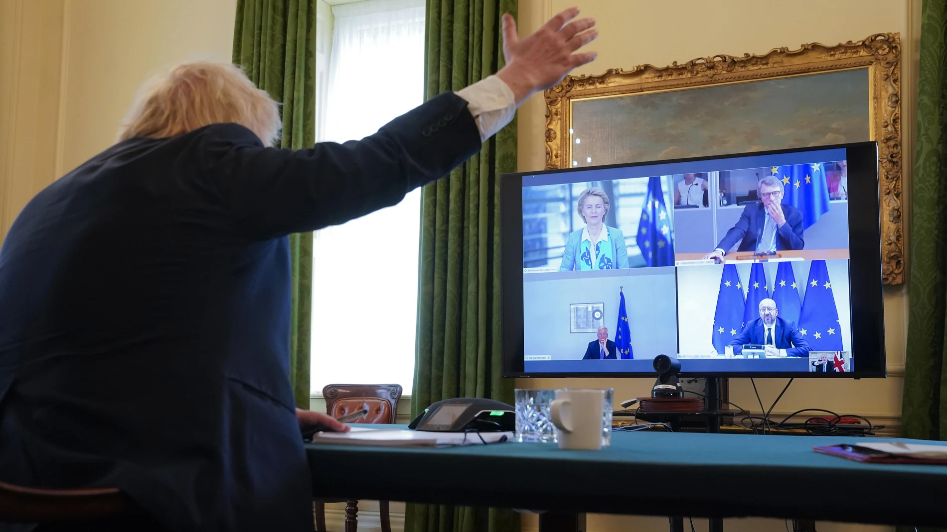 Boris Johnson durante el encuentro por videoconferencia con los líderes de la Unión Europea.